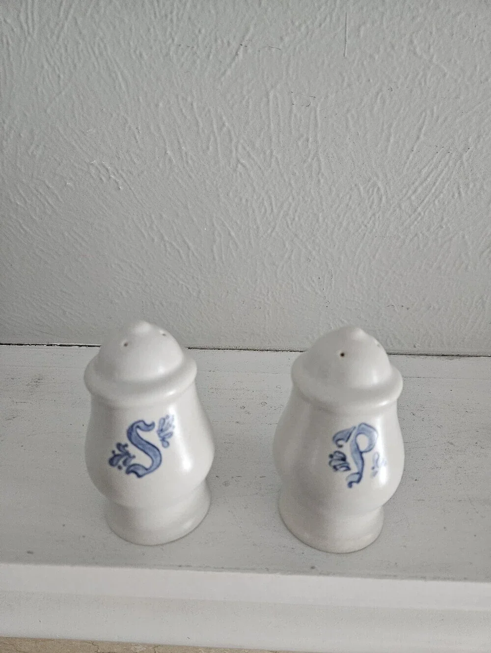 Vintage Pfaltzgraff Yorktowne Pattern Stoneware Salt And Pepper Shakers Set